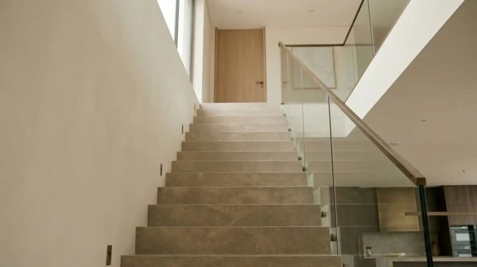 Escada revestida em porcelanato, degrau a degrau
